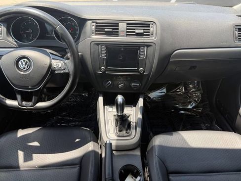 Used 2017 Volkswagen Jetta SE FWD image 3