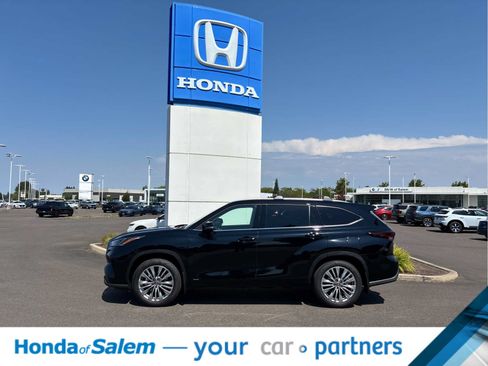 Used 2026 Toyota Highlander Platinum AWD/4WD image 3