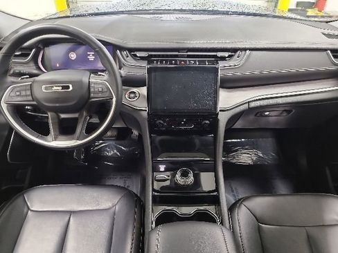Used 2022 Jeep Grand Cherokee L Limited AWD/4WD image 2