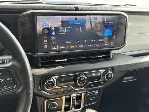 Used 2025 Jeep Gladiator Sport image 10