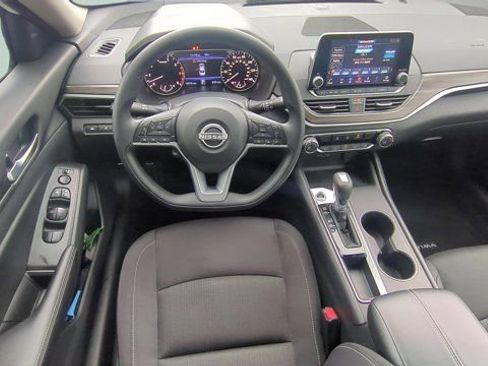 Used 2025 Nissan Altima 2.5 SV image 11