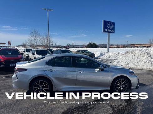 Used 2022 Toyota Camry SE image 2