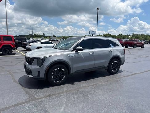Used 2024 Kia Sorento S w/ Panoramic Sunroof Package FWD image 3
