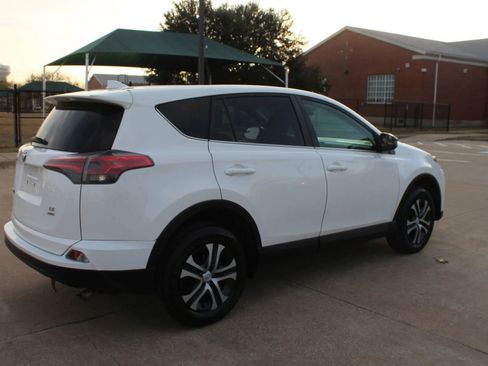 Used 2018 Toyota RAV4 LE image 8