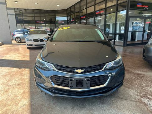 Used 2017 Chevrolet Cruze LT image 2