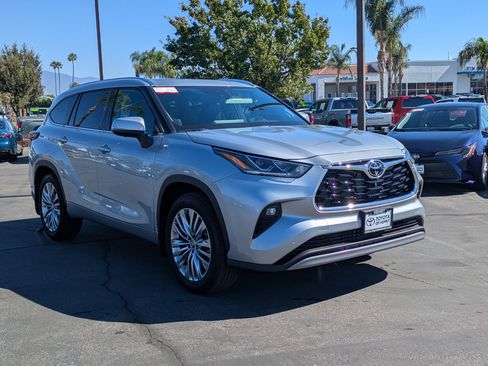 New 2025 Toyota Highlander Platinum image 7