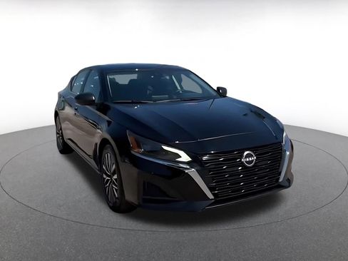 Used 2025 Nissan Altima 2.5 SV FWD image 2