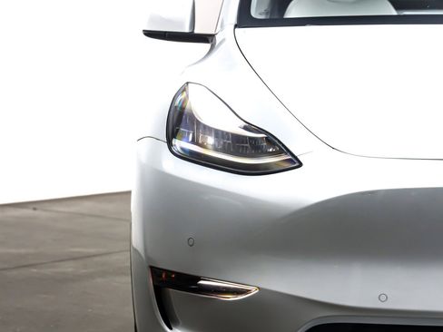 Used 2021 Tesla Model Y Long Range image 14