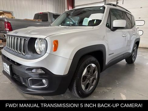 Used 2016 Jeep Renegade Latitude FWD image 3