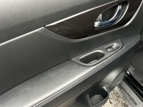 Used 2019 Nissan Rogue SV w/ Premium Package AWD/4WD image 18