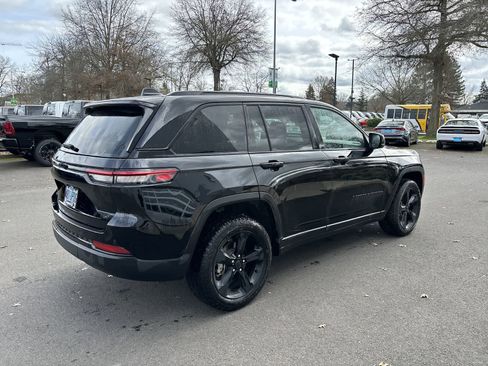 Used 2023 Jeep Grand Cherokee Altitude image 3