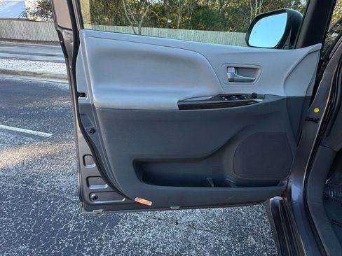 Used 2020 Toyota Sienna XLE Premium image 31