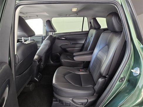 Used 2024 Toyota Highlander LE image 8