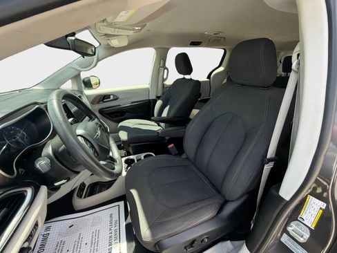 Used 2017 Chrysler Pacifica Touring FWD image 14