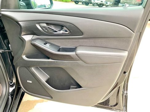 Used 2023 Chevrolet Traverse High Country FWD image 30