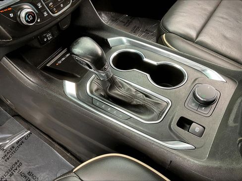 Used 2023 Chevrolet Traverse Premier FWD image 18