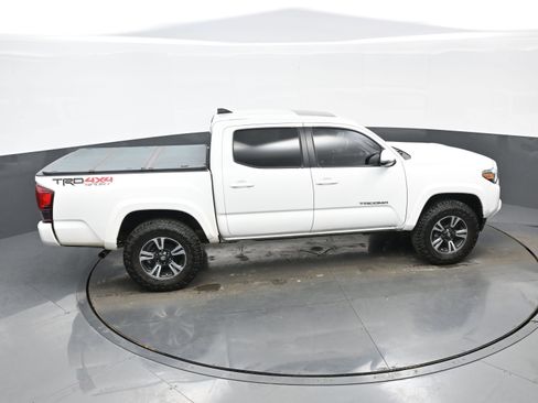 Used 2018 Toyota Tacoma TRD Sport image 41