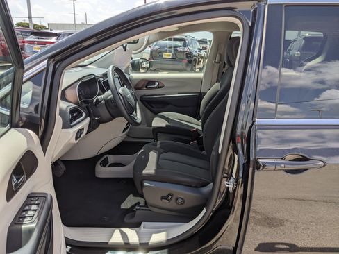 Used 2023 Chrysler Voyager LX image 9