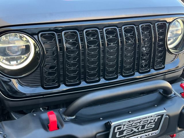 Used 2018 Jeep Wrangler Unlimited Sahara AWD/4WD image 14