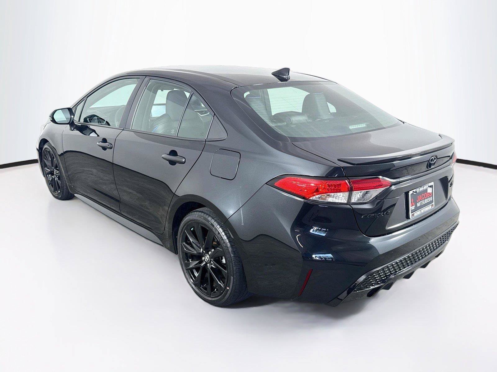 Used 2021 Toyota Corolla SE FWD image 3