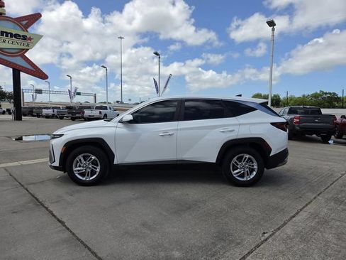 Used 2025 Hyundai Tucson SE FWD image 2