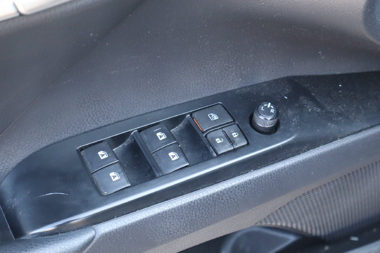 Used 2019 Toyota Camry SE FWD image 18