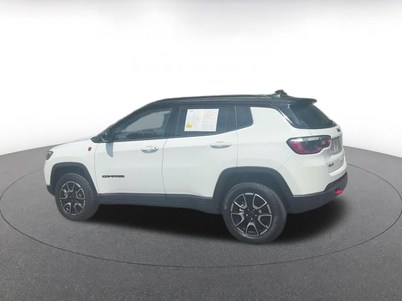 Used 2025 Jeep Compass Trailhawk AWD/4WD image 9