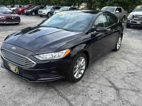 Used 2017 Ford Fusion SE FWD image 4