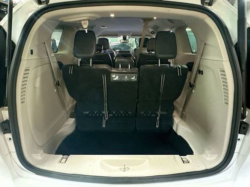 Used 2017 Chrysler Pacifica Touring-L w/ Tire & Wheel Group image 27