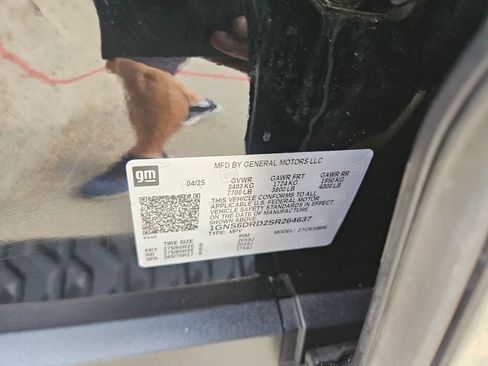 Used 2025 Chevrolet Suburban Z71 image 30