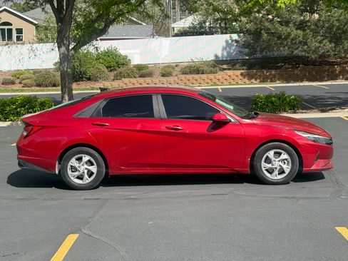 Used 2021 Hyundai Elantra SE w/ Cargo Package FWD image 3