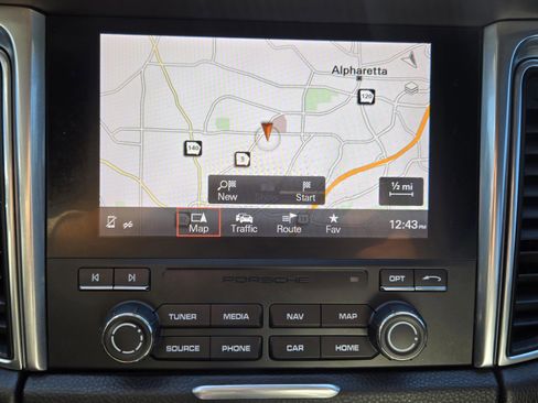 Used 2018 Porsche Macan Turbo image 11