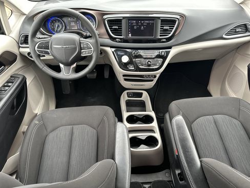 Used 2024 Chrysler Voyager LX image 21