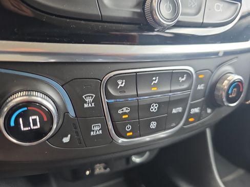Used 2020 Chevrolet Traverse LT w/ LT Premium Package AWD/4WD image 16