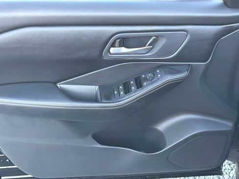 Used 2025 Nissan Rogue SV image 3