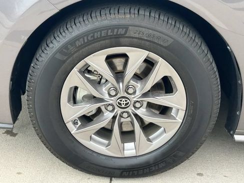 Used 2021 Toyota Sienna XLE FWD image 10