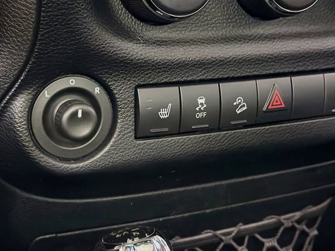 Used 2014 Jeep Wrangler Sahara w/ Connectivity Group AWD/4WD image 22