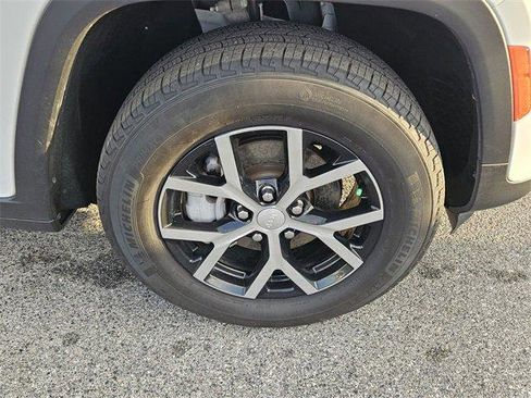 Used 2023 Jeep Grand Cherokee Limited image 16