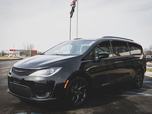Used 2018 Chrysler Pacifica Touring-L w/ Premium Audio Group image 5