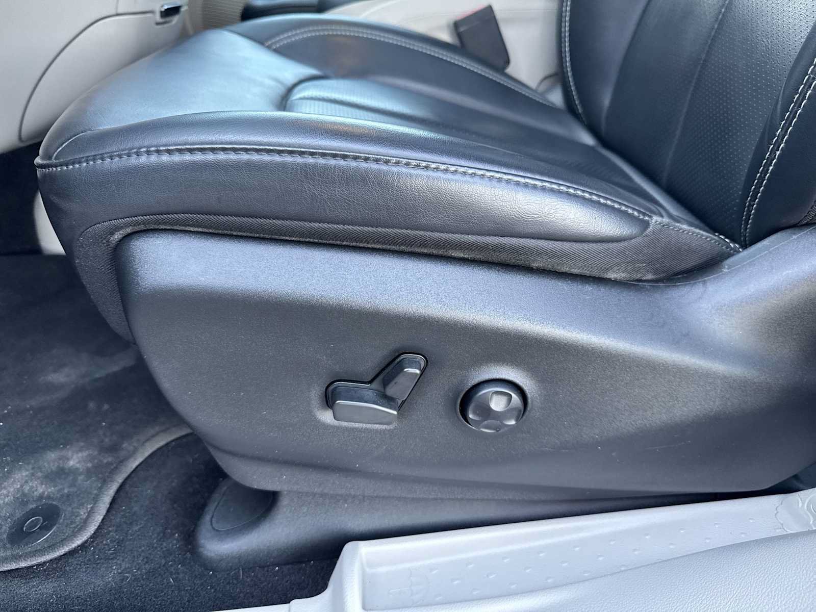 Used 2023 Chrysler Pacifica Touring-L w/ Uconnect Theater Family Group FWD image 18