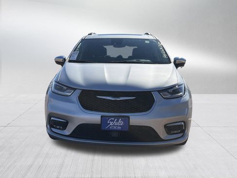 Used 2023 Chrysler Pacifica Limited image 2