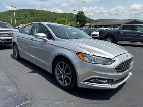 Used 2017 Ford Fusion SE w/ Equipment Group 201A FWD image 3