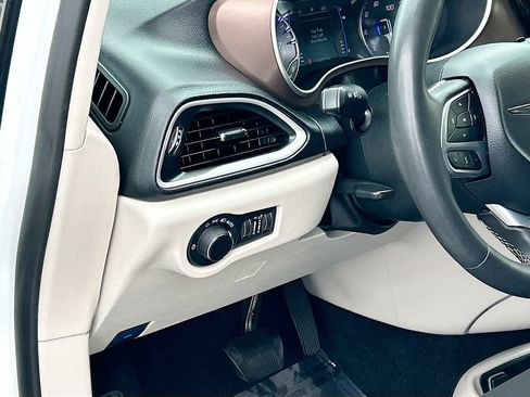 Used 2022 Chrysler Voyager LX FWD image 10
