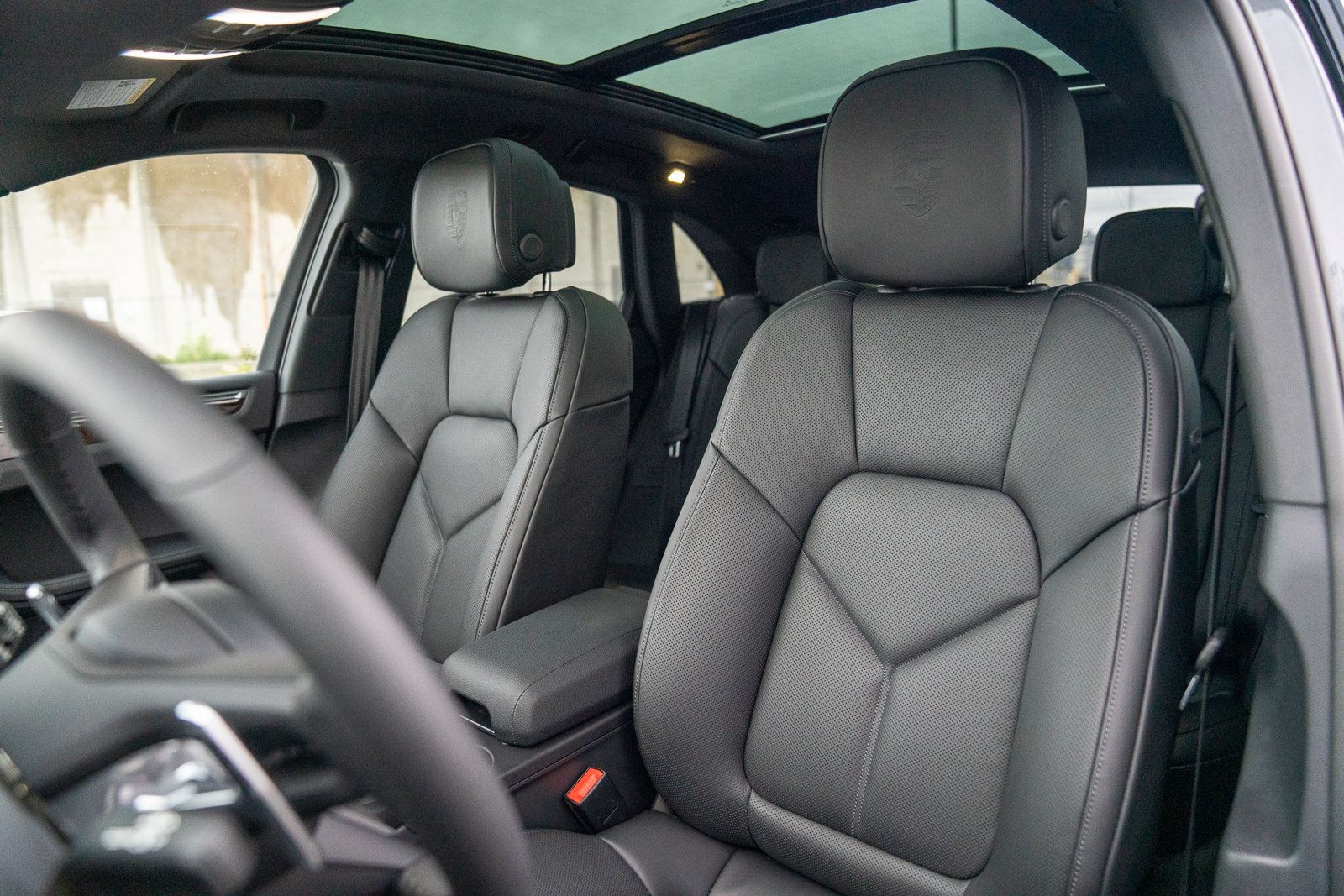 Certified 2026 Porsche Macan AWD/4WD image 5