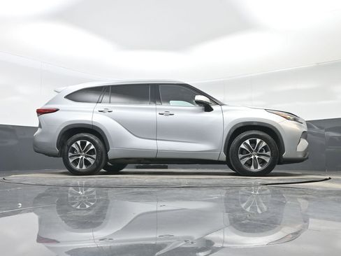 Used 2020 Toyota Highlander XLE FWD image 31