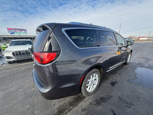 Used 2020 Chrysler Pacifica Touring-L image 3