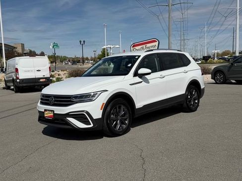 Used 2022 Volkswagen Tiguan SE AWD/4WD image 1