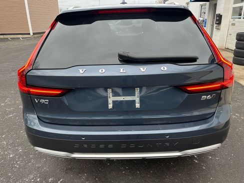 Used 2022 Volvo V90 B6 Cross Country image 23