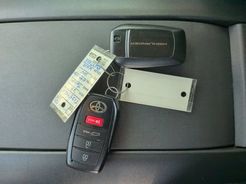 Used 2024 Toyota Highlander XLE AWD/4WD image 35