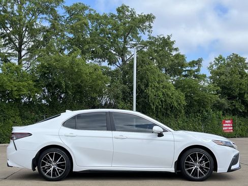 Used 2024 Toyota Camry SE FWD image 3